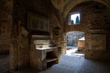 İtalya 'nın eski Roma limanı Ostia Antica' nın arkeolojik alanı. Tiber Ostia Nehri 'nin ağzında Roma' nın limanı vardı. Ama şimdi denize 3 km uzaklıktaydı. Burası limandaki bir dükkandı. 