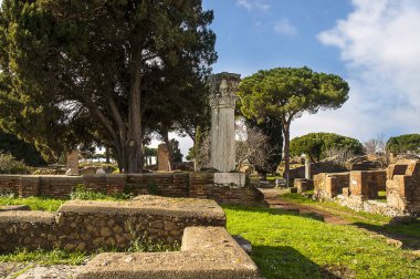 İtalya 'nın eski Roma limanı Ostia Antica' nın arkeolojik bölgesi. Tiber Ostia Nehri 'nin ağzında Roma' nın limanı vardı. Ama şu anda denize 3 km uzaklıktaydı. Mozaikler ve freskler bozulmuş ama büyüleyici.