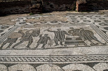 İtalya 'nın eski Roma limanı Ostia Antica' nın arkeolojik bölgesi. Tiber Ostia Nehri 'nin ağzında Roma' nın limanı vardı. Ama şu anda denize 3 km uzaklıktaydı. Mozaikler ve freskler bozulmuş ama büyüleyici.