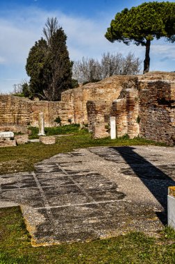 İtalya 'nın eski Roma limanı Ostia Antica' nın arkeolojik alanı. Tiber Nehri 'nin ağzında, Ostia Roma' nın limanıydı, fakat şimdi sulak alan denizden 3 km uzaklıktaydı. Mozaik ve freskler zamanla bozuluyor.
