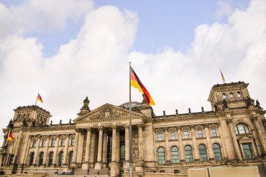 Berlin 'deki Reichstag, yeniden yapılanmadan sonra bir kez daha Alman parlamentosunun buluşma yeridir: modern Bundestag..