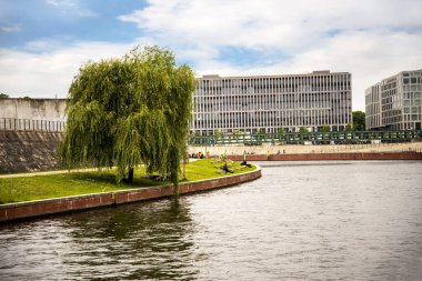 Berlin 'deki modern bina Almanya' nın başkenti. ww2 'den beri şehir Spree Nehri kıyısında yeniden inşa ediliyor.