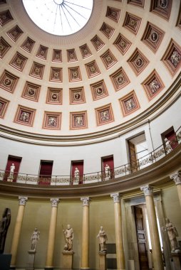 Berlin 'deki Bode Müzesi. Wilhelm von Bode sanat koleksiyonlarının karıştırılmasına inanıyordu. Artık bir heykel koleksiyonu, Bizans sanatı, madeni paralar ve madalyalar için ev sahipliği yapıyor.