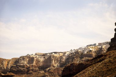 Fira, Yunanistan 'ın Cyclades adalarındaki Santorini adasının başkentidir. 4000 yıl önce meydana gelen büyük volkanik patlamadan sonra geriye kalan tek şey, ilk Minos yerleşimlerini yok ederek mevcut jeolojik kalderayı oluşturan şeydir.