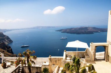 Santorini adasındaki geleneksel Yunan mimarisi, 4000 yıl önce volkan patladığında oluşan uçurumlara tutunur. Caldera 'da yavaş yavaş yeni bir volkan büyüyor. Santorini çok fotojenik ve güzel.