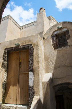 Santorini adasındaki geleneksel Yunan mimarisi, 4000 yıl önce volkan patladığında oluşan uçurumlara tutunur. Caldera 'da yavaş yavaş yeni bir volkan büyüyor. Santorini çok fotojenik ve güzel.