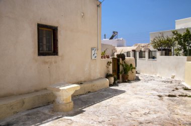 Santorini adasındaki geleneksel Yunan mimarisi, 4000 yıl önce volkan patladığında oluşan uçurumlara tutunur. Caldera 'da yavaş yavaş yeni bir volkan büyüyor. Santorini çok fotojenik ve güzel.
