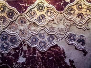 Santorini 'deki volkanın patlaması sonucu gömülü olan Thera' dan kalma antik eserler, çömlekçilik ve freskler. Santorini, eskiden tek bir ada olan Minos kültürünü yok eden devasa bir volkanik patlamadan sonra geriye kalan tek şey. 
