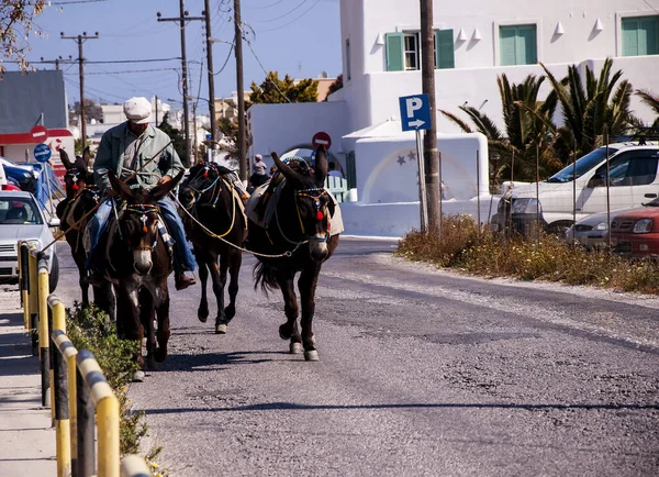 Ilha Santorini Caminho Íngreme Sinuoso Sobe Nível Mar Trazendo Turistas — Fotografia de Stock