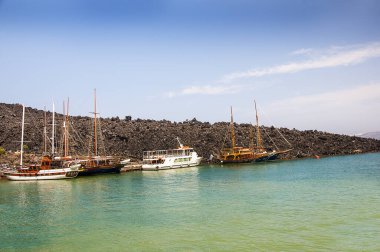 Santorini, 4000 yıl önce meydana gelen volkanik bir patlamanın ardından adadaki ilk yerleşim yerlerini yok ettikten sonra şu anki jeolojik kalderayı yaratan yer. Yeni bir volkan büyüyor ve turistler ona doğru yelken açıyor ve gemiler demir atabiliyor.