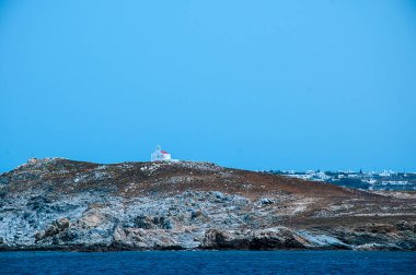 Yunanistan Cyclades Adaları 'ndaki Delos Tapınağı' na yaklaşıyoruz. Delos adası Mykonos yakınlarında yer almaktadır ve Yunanistan 'ın en önemli mitolojik, tarihi ve arkeolojik sahalarından biridir. Birçok tapınak binasının kalıntıları her yerde yatıyor.