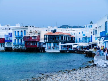 Yunanistan 'ın Cyclades Adaları' ndaki güzel Mykonos Adası. Little VeniceMykonos bölgesi kozmopolit atmosferi, heyecan verici gece hayatı, pitoresk mimarisi ve muhteşem plajlarıyla ünlüdür.. 