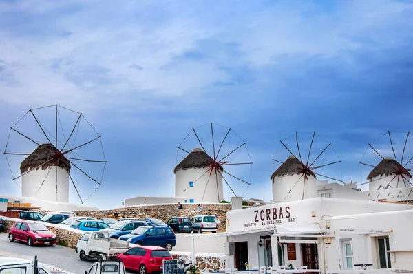 キクラデス諸島ギリシャの美しいミコノス島の風車 ミコノス島は国際的な雰囲気 エキサイティングなナイトライフ 絵のような建築 壮大なビーチで有名です — ストック写真