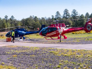 Arizona 'daki Büyük Kanyon' a doğru heyecanlı bir helikopter turu atın. Bu, Amerika 'daki Doğal Dünya' nın yedi harikasından biridir. Şahsen asla unutmayacağım bir hayat yolculuğu.
