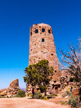 Büyük Kanyon, ABD 'nin Arizona eyaletindeki Colorado Nehri tarafından oyulmuş dik yamaçlı bir geçittir. 1932 'de inşa edilen Desert View Watchtower, Mary Jane Colter' ın en bilinen eserlerinden biridir. Anasazi gözlem kulesini taklit etmek için tasarlandı..  