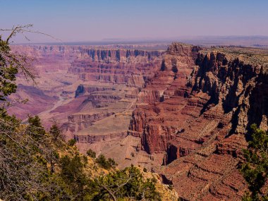 Büyük Kanyon Ulusal Parkı, Amerika Birleşik Devletleri 'nin ilk ulusal parklarından biridir. Kanyon, 6 milyon yıl boyunca Colorado Nehri tarafından oluşturulmuştur. Arizona' daki görkemli Büyük Kanyon, Doğal Dünya 'nın 7 harikasından biridir..