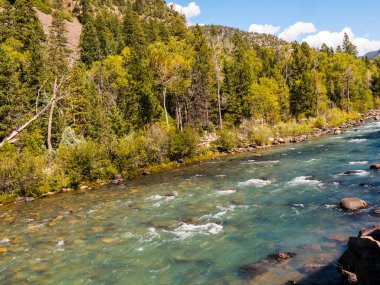 Durango 'dan Silverton' a uzanan ve Colorado 'daki Animasyon Nehri' nin kıyısındaki Rocky Dağları 'ndan geçen Narrow Gauge Demiryolu 1881' den beri aralıksız çalışıyor ve ABD 'de sürekli buhar lokomotifi kullanan birkaç yerden biridir.