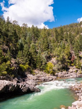 Durango 'dan Silverton' a uzanan ve Colorado 'daki Animasyon Nehri' nin kıyısındaki Rocky Dağları 'ndan geçen Narrow Gauge Demiryolu 1881' den beri aralıksız çalışıyor ve ABD 'de sürekli buhar lokomotifi kullanan birkaç yerden biridir.