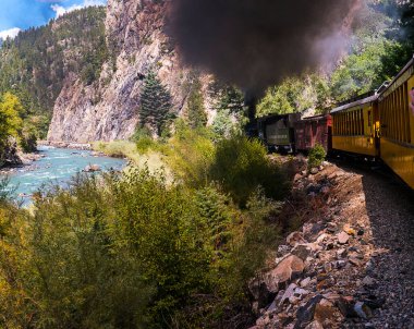 Durango 'dan Silverton' a uzanan ve Colorado 'daki Animasyon Nehri' nin kıyısındaki Rocky Dağları 'ndan geçen Narrow Gauge Demiryolu 1881' den beri aralıksız çalışıyor ve ABD 'de sürekli buhar lokomotifi kullanan birkaç yerden biridir.