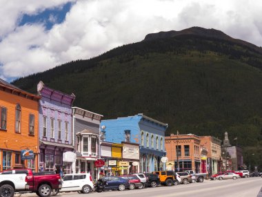 Durango 'dan Silverton' a uzanan ve Colorado 'daki Animasyon nehri kıyısındaki Rocky Dağları' ndan geçen eski Silver maden kasabası Silverton, 1881 'den beri durmaksızın devam ediyor. 