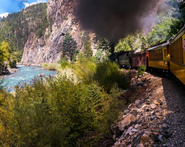 从杜兰戈到西弗顿的狭窄轨道衡铁路 从1881年起一直在美国科罗拉多州的埃文斯河横贯落基山脉 是美国少数几个不断使用蒸汽机车的地方之一 — 图库照片