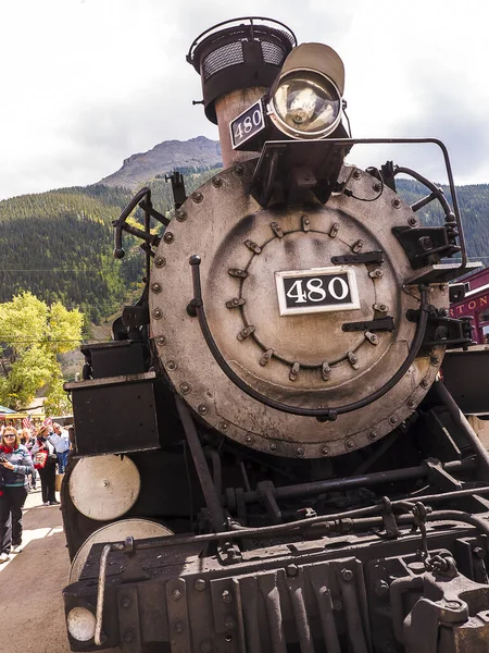 コロラド州のアニマス川によってロッキー山脈を通っているデュランゴからシルバートンまでの狭軌鉄道は1881年以来連続して運行されており 蒸気機関車の継続的な使用を見たアメリカでも数少ない場所の1つである — ストック写真