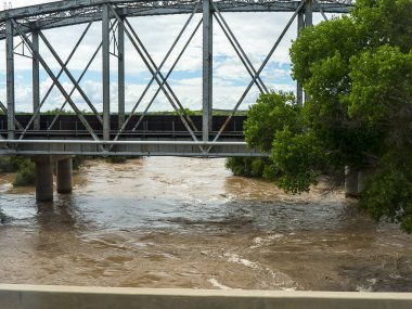 Rio Grande Nehri Teksas 'taki El Paso' ya akarken Amerika 'daki Albuquerque' den