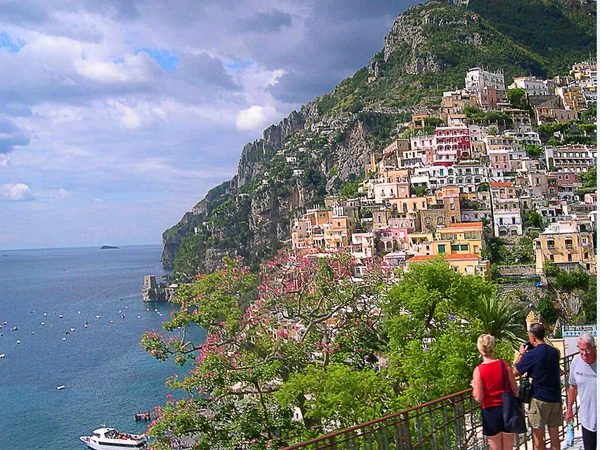 Όμορφη Πόλη Positano Προσκολλάται Στα Βράχια Της Ακτής Amalfi Της — Φωτογραφία Αρχείου