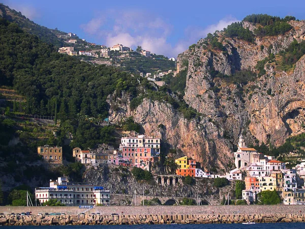 Красивый Город Амальфи Цепляется Скалы Итальянского Побережья Амальфи Католики Сияют — стоковое фото