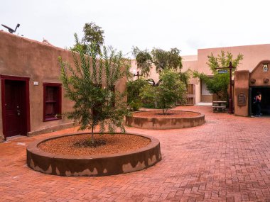 New Mexico 'nun sanatsal şehri Santa Fe' de ağaçlarla çevrili halk avlusu ABD 'deki galeriler dairesel yükseltilmiş yatakları çevrelemektedir.