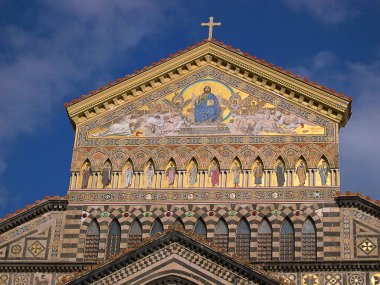 İtalya 'nın Akdeniz kıyısındaki Amalfi' deki çarpıcı katedral gün ışığında altın gibi parlıyor.