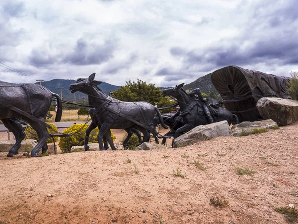 Estatua Tamaño Natural Bronce Carro Cubierto Caballos Mulas Tierra Pública — Foto de Stock