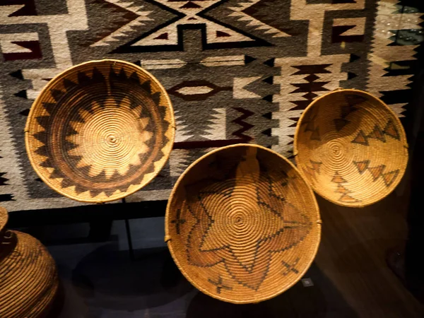 Phoenix Arizonası 'ndaki Heard Müzesi' nde Etnik Sanatlar Sergisi. Müzenin görevi, Amerikan Kızılderili kabileleri başta olmak üzere Amerika 'nın yerli halklarının sanat ve mirasını daha iyi anlamalarını sağlamak.