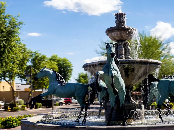 Galloping Chevaux Sur Fontaine Sur Une Voie Publique Scottsdale Arizona — Photo