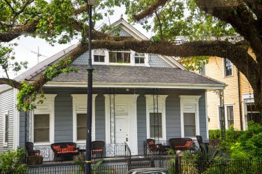New Orleans 'ın banliyölerindeki tipik Güney mimarisi, Louisiana, ABD. Bu şık özellikler zenginlik ve statü yayıyor