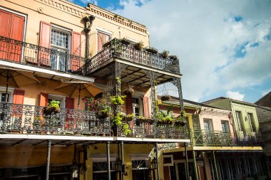 New Orleans 'ın Fransız Mahallesi' ndeki tipik Balkon Mimarisi. Mississippi Nehri 'nde, Meksika Körfezi yakınlarında bir Louisiana şehri.