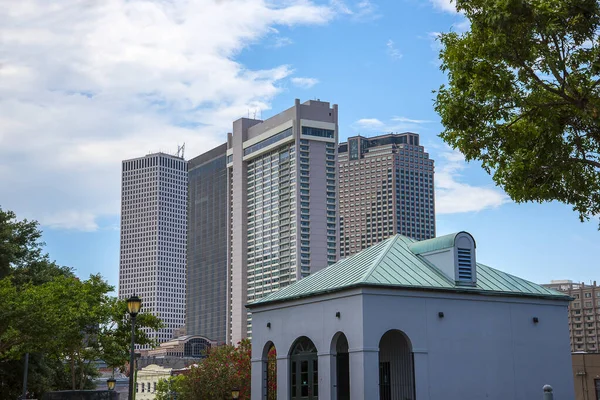 密西西比河畔的河岸流经美国路易斯安那州新奥尔良市 — 图库照片