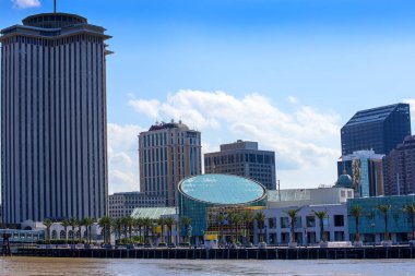 Louisiana, ABD 'deki New Orleans şehrinden geçen Mississippi Nehri üzerindeki rıhtım.
