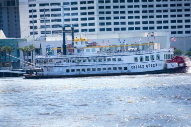 Louisiana, ABD 'deki New Orleans şehrinden geçen Mississippi Nehri üzerindeki rıhtım.
