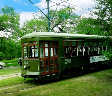 New Orleans 'ın tüm şehri çevreleyen çok verimli tramvay ve tramvay ağı var.