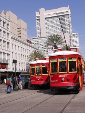 New Orleans 'ın tüm şehri çevreleyen çok verimli tramvay ve tramvay ağı var.