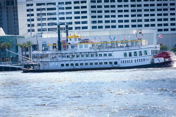 Het Waterfront Aan Mississippi Rivier Als Het Stroomt Door Stad — Stockfoto