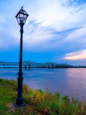 Akşam Natchez 'de yaban gelincikleri tepenin altında Mississippi Nehri' nin kıyısında ABD 'de.