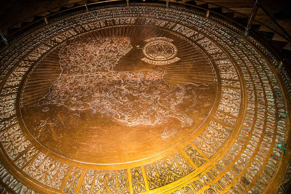 ルイジアナ州バトンルージュのエレガントなルイジアナ州議事堂ルイジアナ州議事堂は ルイジアナ州政府の所在地である これは 商工会議所の入り口の床に銅の状態シールのコピーです — ストック写真