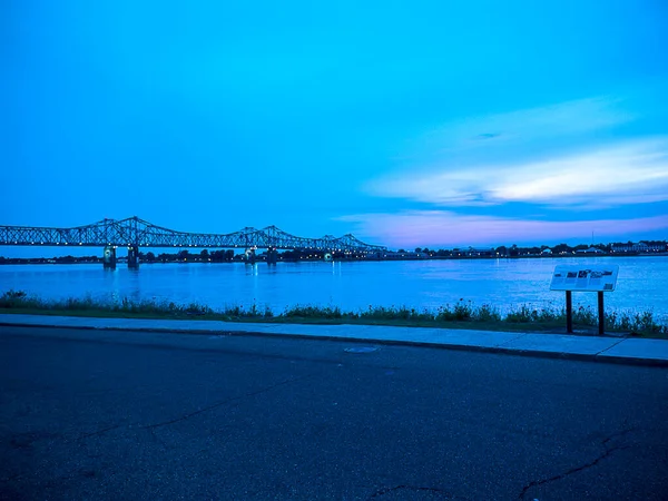 Wild Poppies Evening Falls Natchez Hill Banks Mighty Mississippi River — Stock Photo, Image