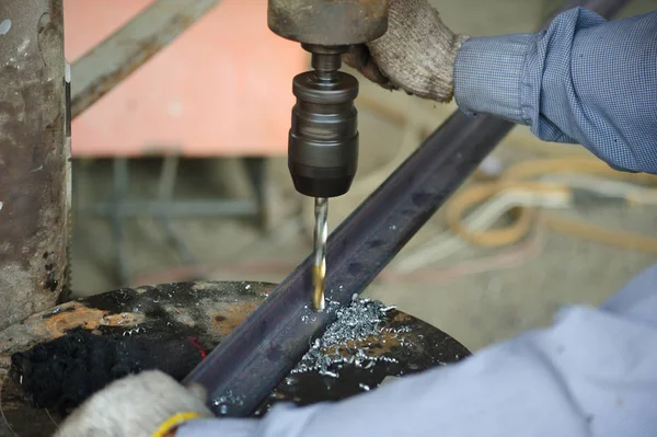 Çelik çubuk üzerinde delik