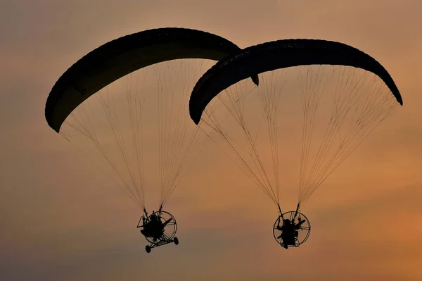 Alacakaranlık gökyüzü karşı'de