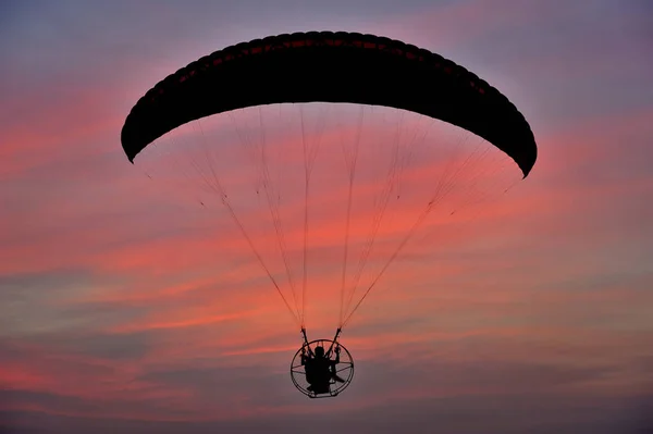 Alacakaranlık gökyüzü karşı'de