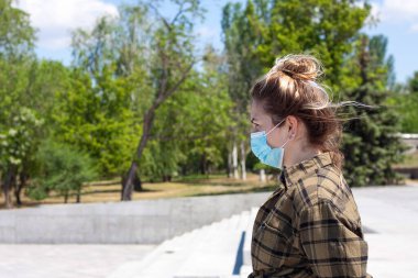 Klasik koruyucu tıbbi maskeli kız hemen bakıyor.