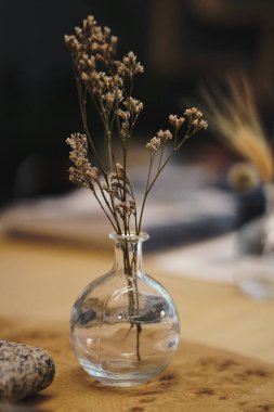 Masadaki cam vazoda bir buket. Yakın çekim..
